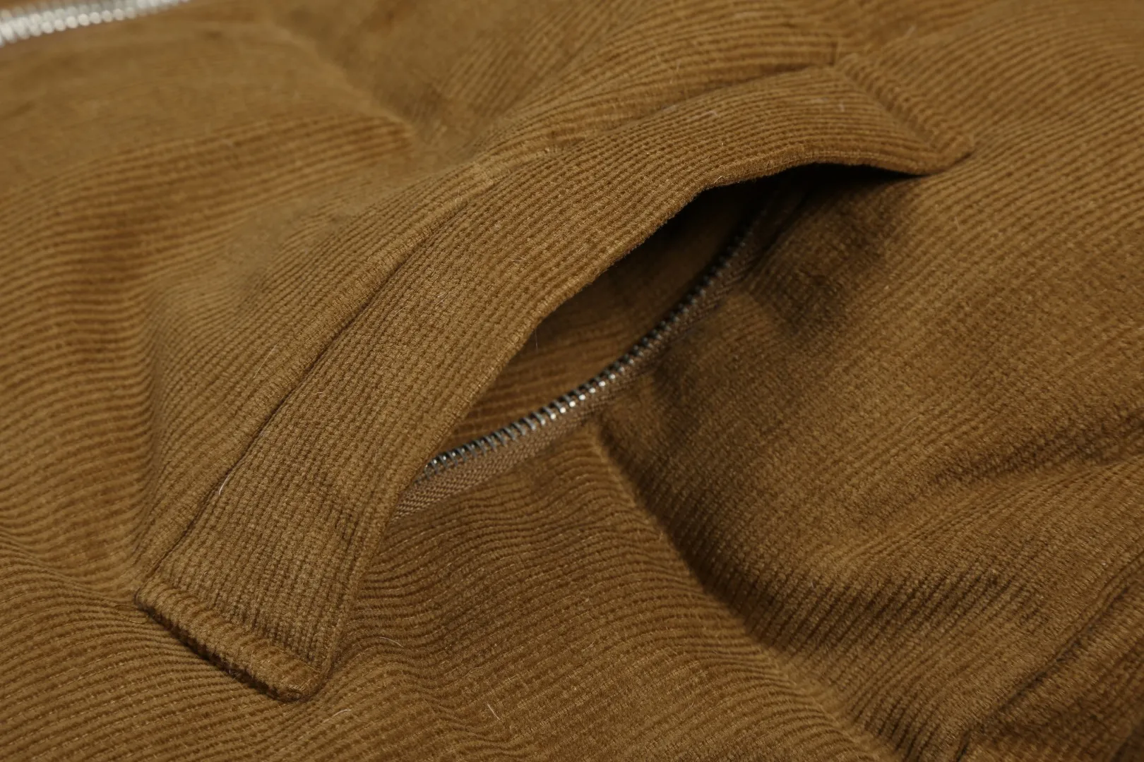 P610 White background picture [Popular item] Style number: 24382# Color: Khaki Brown Size: S to The original YKK white copper nude zipper has zipper pockets on both sides ✅ - RL2024 new down jacket Khaki corduroy cotton jacket The warm atmosphere of autumn and winter is online. The comfort brought by the cotton corduroy face and the three-dimensional grain velvet lapels. The high-waisted short version takes into account both the fit and warmth.